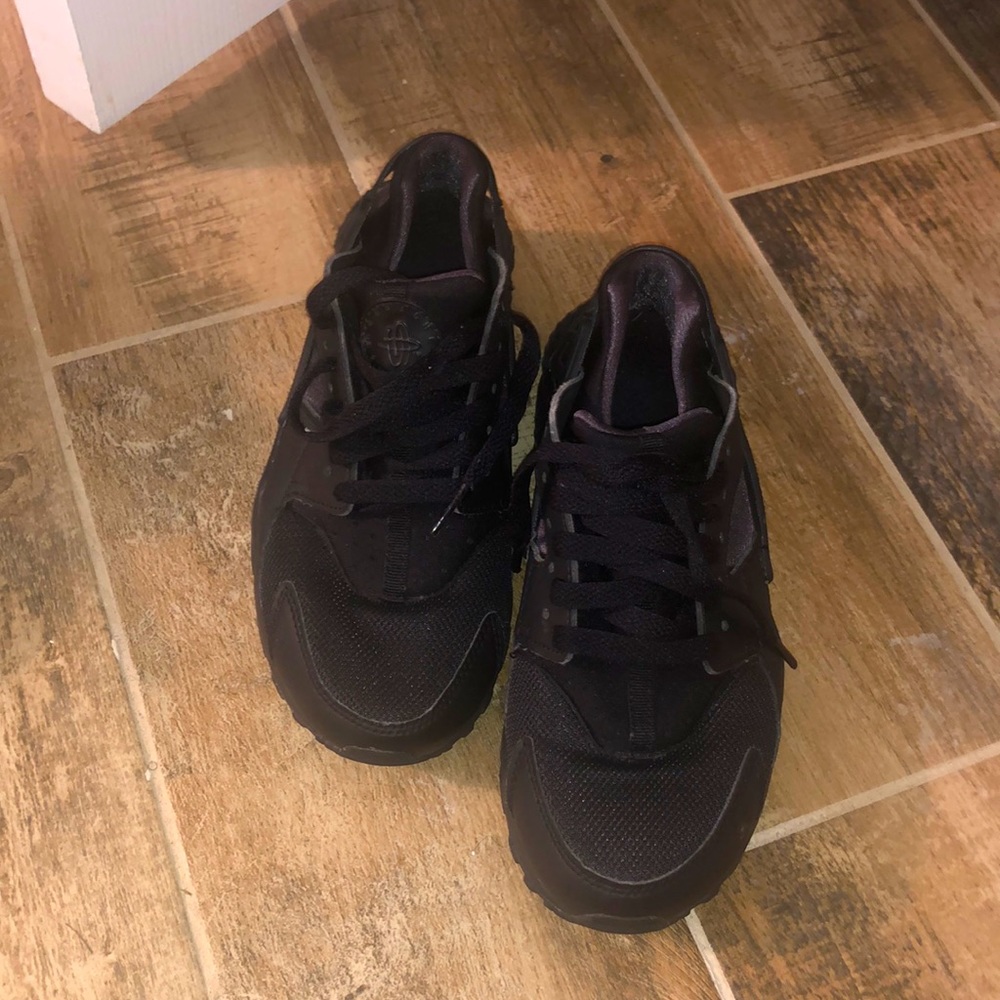 Slightly worn black  hurraches.Great condition looks brand new.
